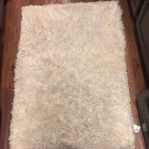 White with gold detail rug